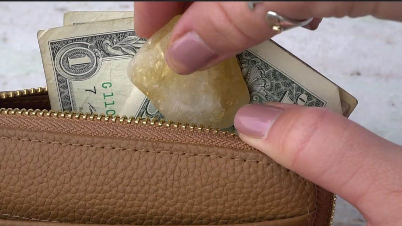 CITRINE TO ATTRACT MONEY – BECOME WEALTHY BY USING THIS CRYSTAL